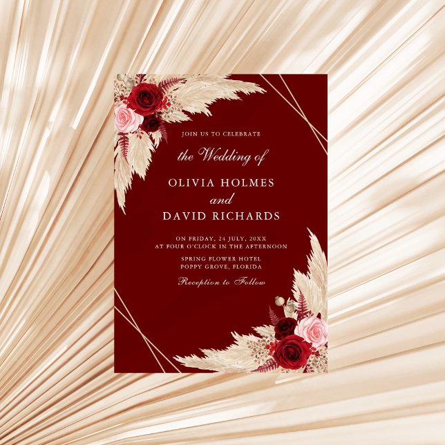 Einladung von Burgunder Rose und Pampas Grass Hoch (Burgundy Roses and Pampas Grass Wedding Invitation on a sunny neutral dry palm leaf)