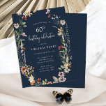 Einladung zur 60. Geburtstagsparty der Marine<br><div class="desc">Navy Blue Floral 60. Geburtstag Party Einladung. Diese stilvolle und elegante Einladung zum 60. Geburtstag bietet wunderschöne handbemalte Aquarellfarben-Wildblumen,  die als hübscher Kranz mit einem eleganten,  handgeschriebenen Drehbuch angeordnet sind. Finden Sie passende Artikel in der Hochzeitskollektion der Navy Blue Boho Wildblume.</div>