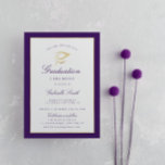 Einladung zur Feier des lila Abschlusses mit elega<br><div class="desc">Eine elegante Zeremonie-Karte mit Imitaten Gold und lila. Die Textdetails und das Bild können personalisiert sein.</div>