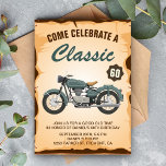 Einladung zur Geburtstagsparty Vintager Motorradfa<br><div class="desc">Die Vintage Geburtstagsparty lädt Sie mit einem Vintagen Motorrad und Retro-Typografie vor Pergament-Hintergrund ein. Fügen Sie einfach Ihre Veranstaltungsdetails zu dieser einfach zu bedienenden Vorlage hinzu,  um sie zu einer einmaligen Einladung zu machen. Dreh die Karte um eine rustikale Holzstruktur auf der Kartenrückseite zu zeigen.</div>