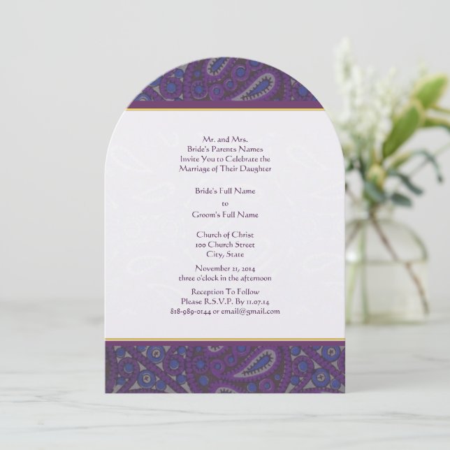 Einladung zur Hochzeit von lila und Gold Paisley (Stehend Vorderseite)
