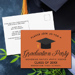 Einladung zur Orange Graduation Party Postkarte<br><div class="desc">Eine klassische,  maßgeschneiderte Graduierungsparty in Orange für eine High School,  Uni oder Uni aus der Klasse von 2025. Anpassen mit Ihrem Schulnamen und schließ-Klasse unter der schönen Kalligrafie für einen großen personalisierten Absolvent Einladungskarte.</div>