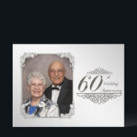 Einladungskarte für das 60. Hochzeitstag Foto<br><div class="desc">Ein Digitalbcon-Bilddesign mit einem Platinum Silver Farbthema mit einer Vielzahl von individuellen Bildern, Formen, Mustern, Stilen und Schriftart in diesem einzigartigen "Diamond Wedding Anniversary" Foto Einladungskarte. Dieses elegante und ansprechende Design ergänzt sich durch ein komplementäres Design auf der Rückseite mit individuell anpassbarer Textschrift zum Anzug Ihres besonderen Anlasses. DIESES DESIGN...</div>