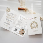 Einladungskarte für Hochzeit in Urlaubsort<br><div class="desc">Feiern Sie Ihre Hochzeit in Urlaubsort stilvoll mit dieser eleganten Passeinladung in zeitlosem Beige- und Golddesign. Bietet Platz für Ihr Foto und einen praktischen QR-Code für RSVPs oder Hochzeitsdetails - ideal für eine schicke,  moderne Feier im Ausland.</div>