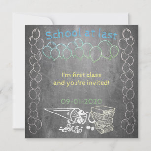 Einladungskarte für Schulanmeldungen auf der Tafel