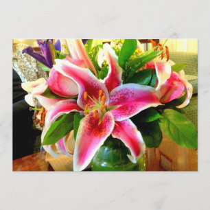 Einladungskarte mit rosa Stargazer-Lilie
