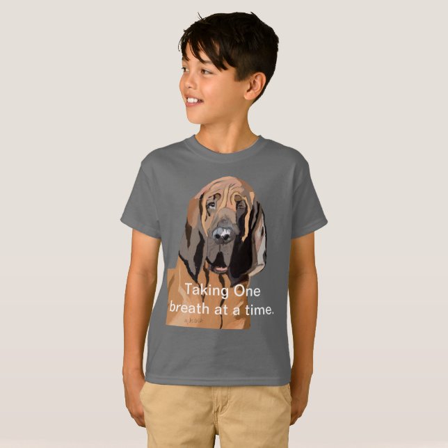 Einnahme eines Atems bei gleichzeitig T-Shirt (Vorne ganz)