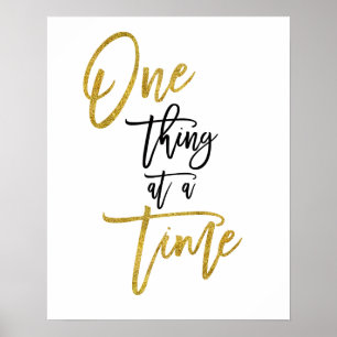 Eins nach dem Anderen Inspirierendes Zitat Gold/Sc Poster