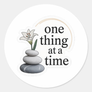 Eins nach dem Anderen – Minimaler Zen-Achtsamkeits Runder Aufkleber