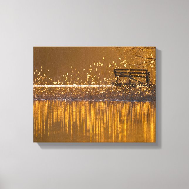 Einsame Bank am See im goldenen Licht Leinwanddruck (Vorderseite)
