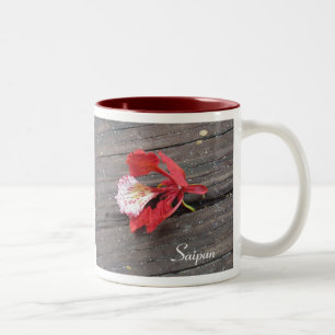 Einsame Flammen-Baum-Blüte auf einer Promenade Zweifarbige Tasse