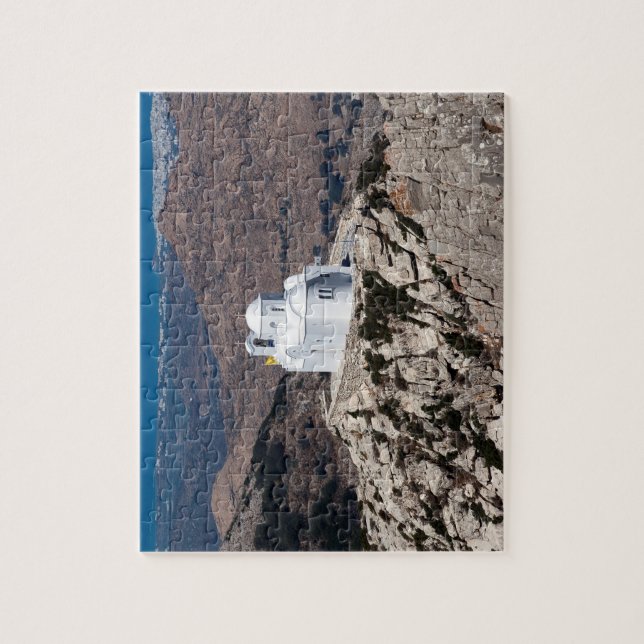 Einsame Kirche in den griechischen Bergen (Vertikal)
