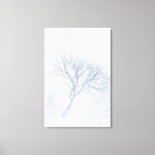 Einsamer Baum bei Schneesturm im Winter Leinwanddruck