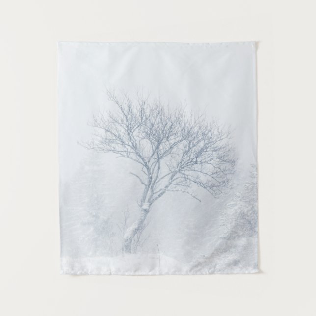 Einsamer Baum bei Schneesturm im Winter Wandteppich (Vorderseite)