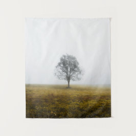 Einsamer Baum in einem nebeligen Herbstmorgen Wandteppich