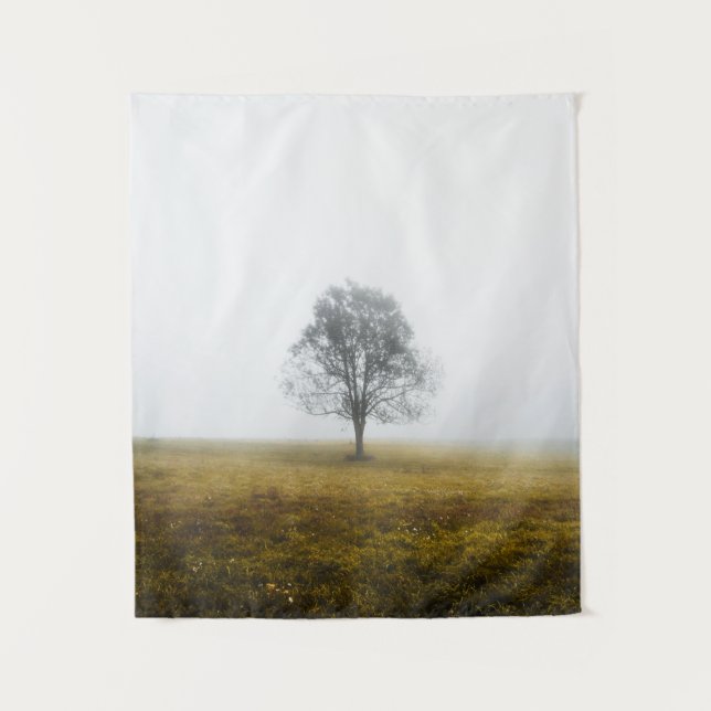 Einsamer Baum in einem nebeligen Herbstmorgen Wandteppich (Vorderseite)