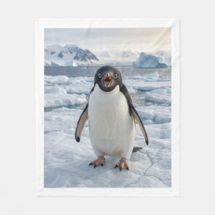 Einsamer Pinguin auf eisiger arktischer Landschaft Fleecedecke