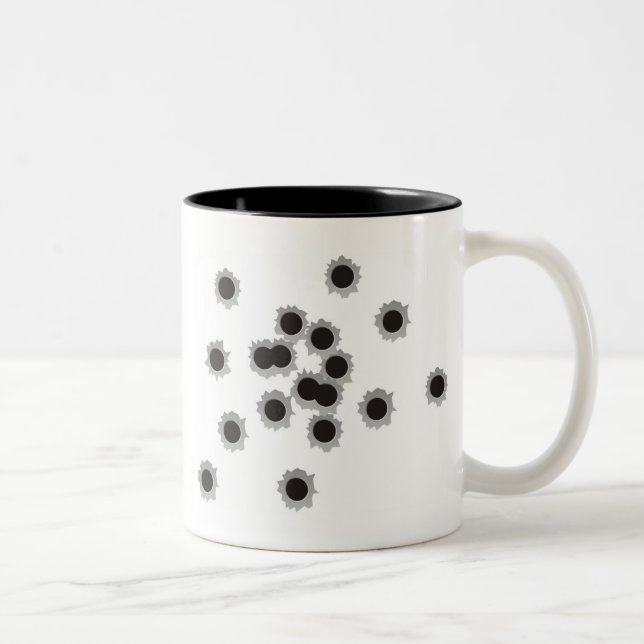 Einschusslöcher von einem Gewehr oder von einem Zweifarbige Tasse (Rechts)