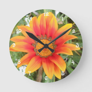 Einzelne orangefarbene Blume Runde Wanduhr