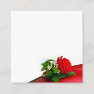 Einzelne rote Rose – Florales weißes Hintergrundbi Begleitkarte