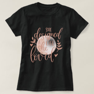 Einzigartig Sie entwarf ein Leben, das sie liebte T-Shirt