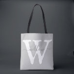 Einzigartige antike Monogramm Weißgrautypografie Tasche<br><div class="desc">Dieses elegante,  neutrale,  graue und weiße Totbeutel besticht durch ein modernes Schriftsignaturüberlagerungen auf einer antiken englischen Vintagen Typografie. Dieser Stil ist beängstigend und unregelmäßig,  was ihm einen rustikalen alten Stil erdigen Charakter verleiht. Eine Mischung aus antiker und moderner Typografie,  um einen einzigartigen Monogramm-Stil zu schaffen.</div>