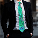 Einzigartige Aqua Green Blue Monogram Krawatte<br><div class="desc">Passen Sie diese einzigartige moderne abstrakte Flüssigkeitskunst in wunderschönem Aqua-Grün mit einem Hauch rosa Krawatte mit Ihren Initialen an. Wenn Sie die Initialen nicht einschließen möchten, löschen Sie sie einfach aus dem Personalisierungsfeld. Diese Krawatte hat einige schöne helle Farben des Ozeans und wird eine großartige Ergänzung zum Kleiderschrank Ihres Mannes....</div>