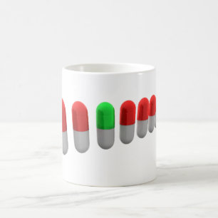 Einzigartige grüne Pille unter den roten Kapseln Kaffeetasse