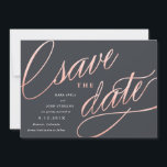 Einzigartige Moderne speichert Daten | Rose Gold Save The Date<br><div class="desc">Diese einzigartigen,  modernen speichern Sie die Daten mit extravaganten Skripten in einer Imitat Rose Gold-Folie auf einem grauen Hintergrund,  mit den Einzelheiten der Hochzeitsankündigung in Weiß. Der Backer zeichnet sich durch ein trendiges goldenes Streifen-Muster in der Rose aus.</div>