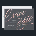 Einzigartige Moderne speichert Daten | Rose Gold Save The Date<br><div class="desc">Diese einzigartigen, modernen speichern Sie die Daten mit extravaganten Skripten in einer Imitat Rose Gold-Folie auf einem grauen Hintergrund, mit den Einzelheiten der Hochzeitsankündigung in Weiß. Der Backer zeichnet sich durch ein trendiges goldenes Streifen-Muster in der Rose aus.</div>