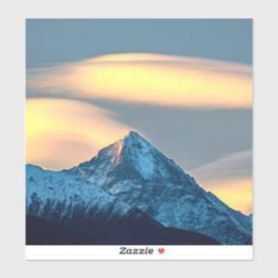 Einzigartige Wolken über schneebedeckte Berge Aufkleber