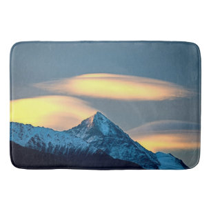 Einzigartige Wolken über schneebedeckte Berge Badematte