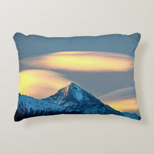 Einzigartige Wolken über schneebedeckte Berge Dekokissen