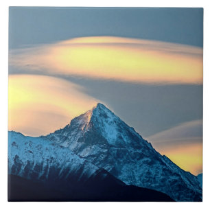 Einzigartige Wolken über schneebedeckte Berge Fliese
