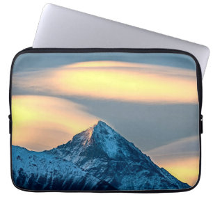 Einzigartige Wolken über schneebedeckte Berge Laptopschutzhülle