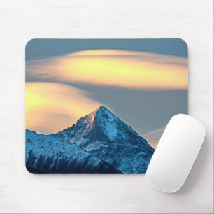 Einzigartige Wolken über schneebedeckte Berge Mousepad