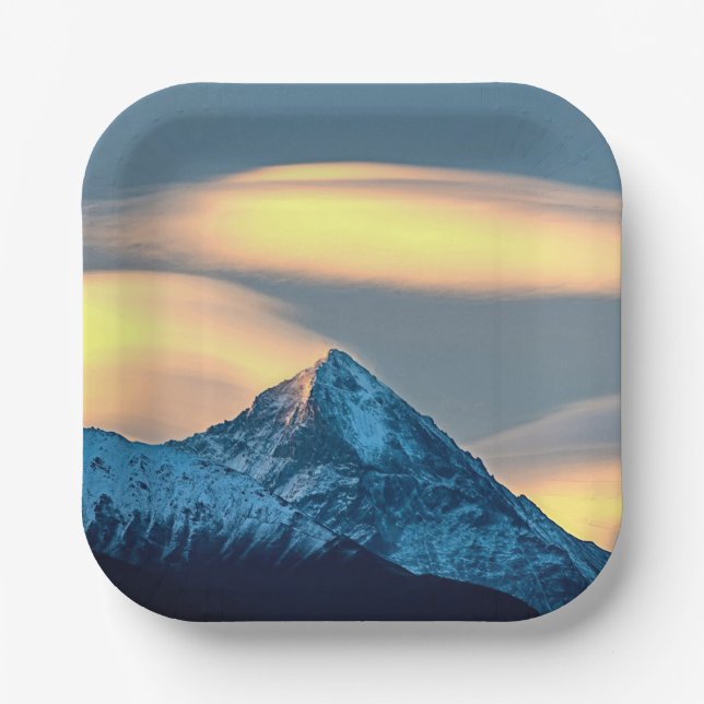Einzigartige Wolken über schneebedeckte Berge Pappteller (Vorderseite)