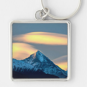 Einzigartige Wolken über schneebedeckte Berge Schlüsselanhänger