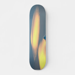Einzigartige Wolken über schneebedeckte Berge Skateboard