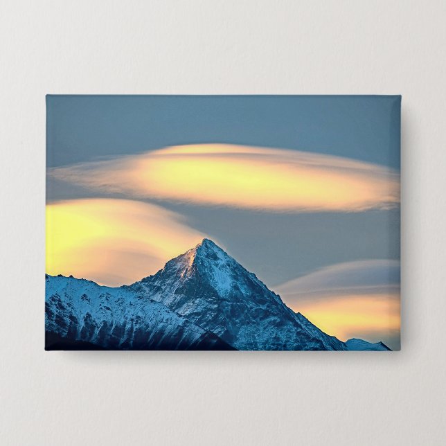 Einzigartige Wolken über schneebedeckten Bergen Button (Vorderseite)