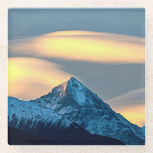 Einzigartige Wolken über schneebedeckten Bergen Glasuntersetzer