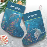 Einzigartiger Name für das Thema Delphin Kleiner Weihnachtsstrumpf<br><div class="desc">Tauchen Sie ein in den Urlaubssgeist mit bezaubernden Delphinweihnachtsstipps, die von Raphaela Wilson mit einer originalen Aquarellkunst geschmückt sind, die den spielerischen Geist dieser eleganten Strandporpoises einfängt. Jeder individuelle Strumpf ist eine Leinwand von Urlaubsfreuden, mit lebhaften Farben und einer zauberhaften Szene von Delphinen, die unter den Meeresfrüchten und -algen-Weihnachtsbäumen mit...</div>