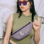 Einzigartiger Stilname und Monogramm-Typografie Li Bauchtasche<br><div class="desc">Ein maßgeschneidertes Fanny Pack-Design mit einer eleganten, stilvollen Darstellung Ihres Namens und Monogramms mit klassischen Serifen und einer verzierteren Schriftzeichen-Typografie in ausgewogener und symmetrischer Harmonie. Die drei Elemente verschmelzen mit einer ausgeklügelten Harmonie und kreieren Ihr eigenes Markenlogo. Hier mit einem beliebten staubigen lila Hintergrund mit Monogrammelementen in weiß und grau...</div>