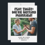 Einzigartiges lustiges Erlebnis Spaß Zitat Fun Fot Save The Date<br><div class="desc">Feiern Sie Ihre unerwartete Liebe mit dieser lustigen und modernen Hochzeitsankündigungskarte! Mit einer mutigen Retrotypografie, die lautet: "Plot Drehung: We Get Married!", zusammen mit einem anpassbaren Foto und den Einzelheiten der Hochzeit, ist dieses spielerische Design perfekt für Paare, die ein bisschen Spaß Liebe haben. Eine großartige Möglichkeit, Ihre spannenden Neuigkeiten...</div>