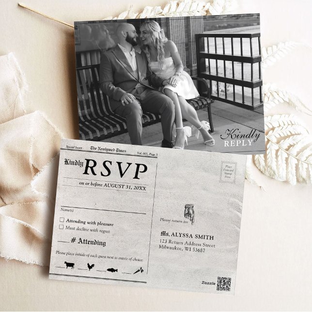 Einzigartiges Newspaper Foto Hochzeit Einladung UA Postkarte (Unique cute newspaper wedding invitation postcard style RSVP enclosure card, black and white photo)