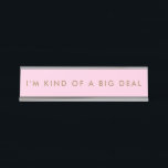 Einzigartiges rosa Novelty Funny Desk Name Plate Schreibtischnamensplakette<br><div class="desc">Die Teller sind lustige Schreibtischschilder und Büroschilder für Schreibtische mit Ihrem Lieblingsalon, Joker Zitat. Unser lustiger Name Teller, der als benutzerdefiniertes Büroschild oder Schreibtischschild verwendet werden kann. Das Design ist minimalistisch, modern und modern. Gerne können Sie sich nach Ihren Wünschen anpassen und personalisieren oder sich unsere anderen lustigen Schilder für...</div>