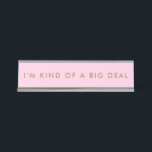 Einzigartiges rosa Novelty Funny Desk Name Plate Schreibtischnamensplakette<br><div class="desc">Die Teller sind lustige Schreibtischschilder und Büroschilder für Schreibtische mit Ihrem Lieblingsalon, Joker Zitat. Unser lustiger Name Teller, der als benutzerdefiniertes Büroschild oder Schreibtischschild verwendet werden kann. Das Design ist minimalistisch, modern und modern. Gerne können Sie sich nach Ihren Wünschen anpassen und personalisieren oder sich unsere anderen lustigen Schilder für...</div>