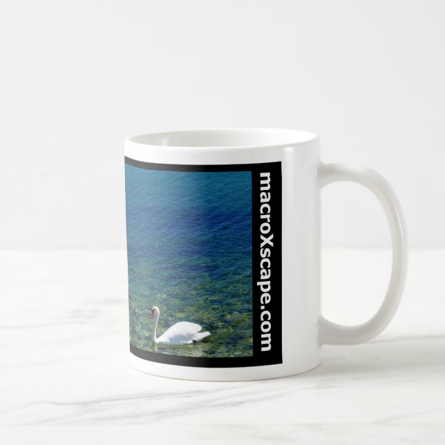 einziger Schwan im blauen Ozean Kaffeetasse (Rechts)