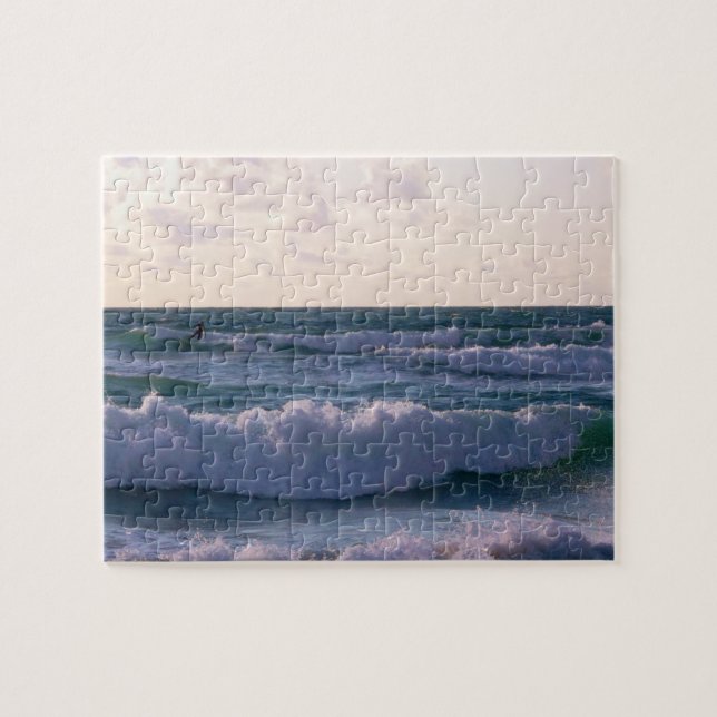 Einziger Surfer an Fistral Strand Newquay Cornwall (Horizontal)