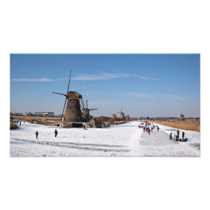 Eis-Skaten entlang den Windmühlen im Winter Fotodruck
